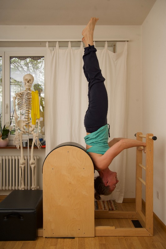 Pilates Kerze am Ladder Barrel (Leiter Fass)